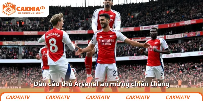 Dàn cầu thủ Arsenal ăn mừng chiến thắng